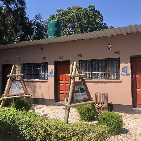 Lusaka Backpackers Ostello Esterno foto